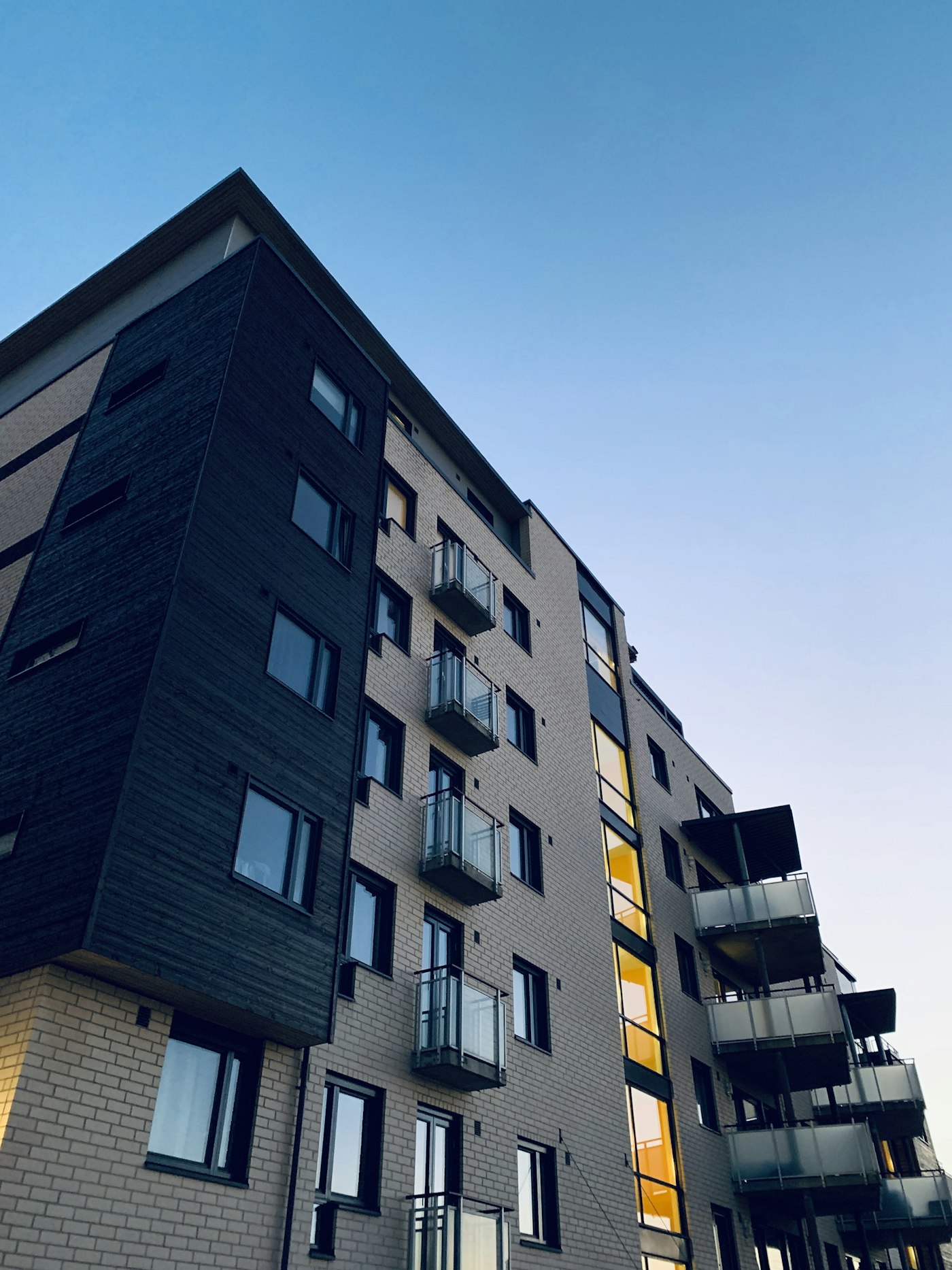 Modernes Wohngebäude mit Balkonen — Immobilienverwaltung